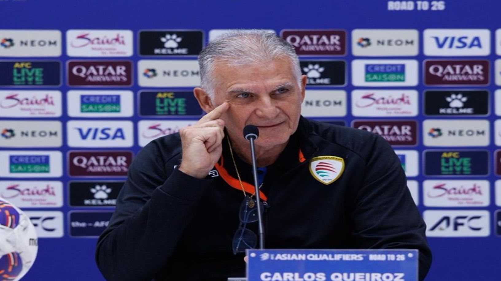 Foto de Queiroz dirigiendo a Omán frente a Emiratos en las eliminatorias asiáticas para el Mundial 2026