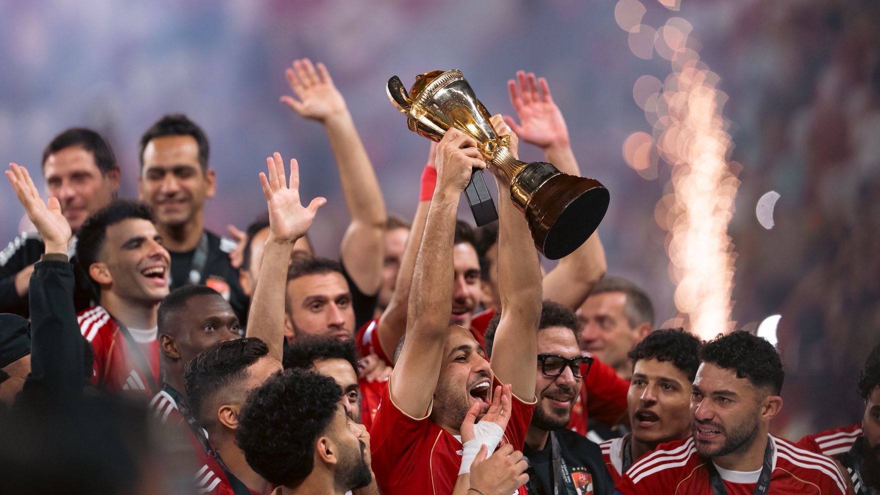 تتويج لاعبي الأهلي بلقب كأس السوبر المصري