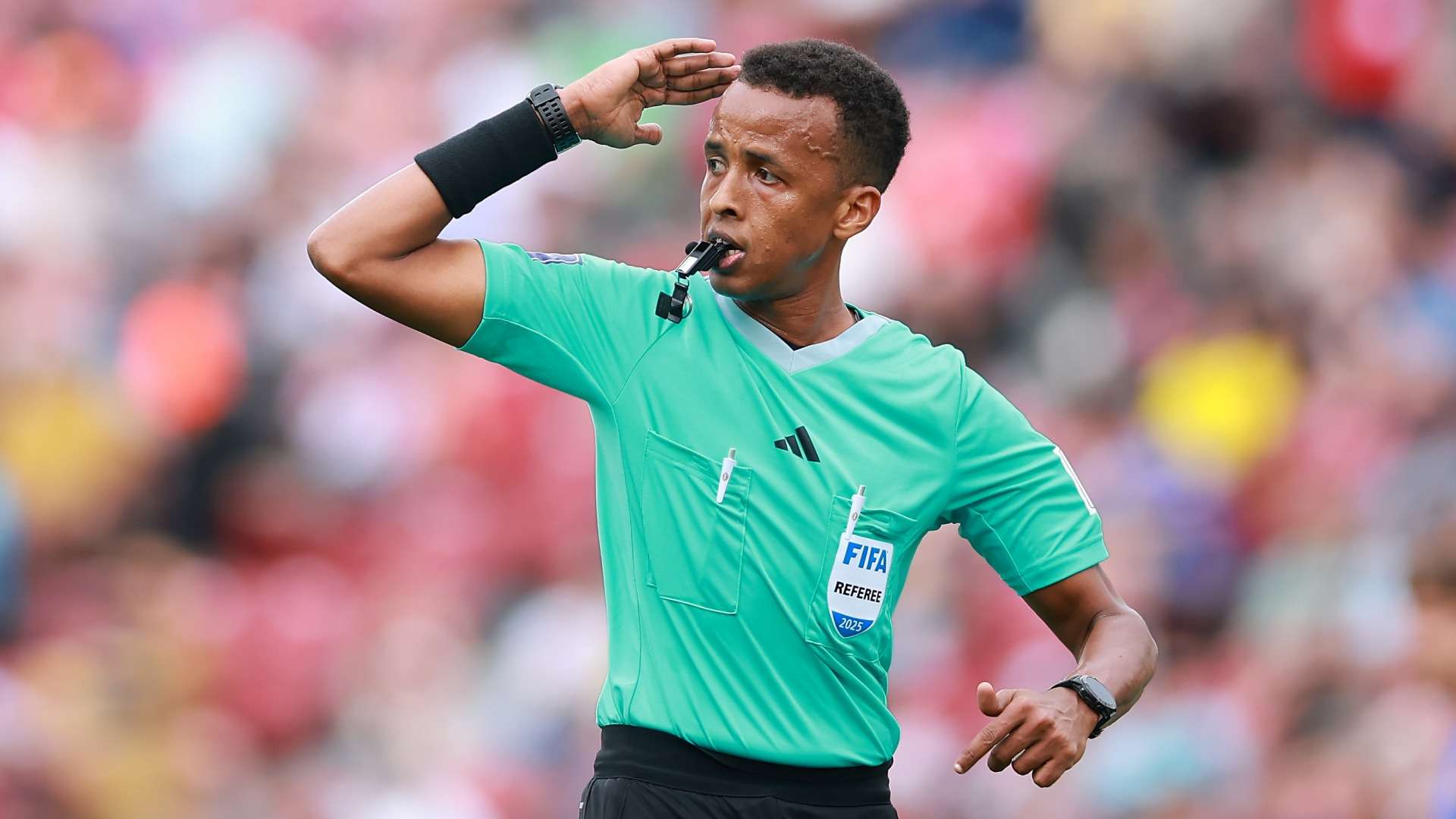 Referee Omar Artan