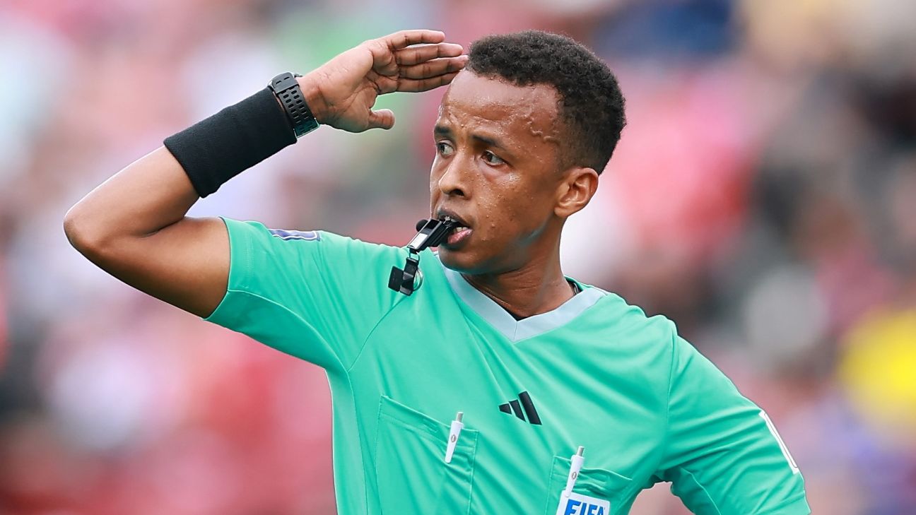 تكريم كويتي للحكم الصومالي عمر أرتان بعد حرمانه من كأس العالم