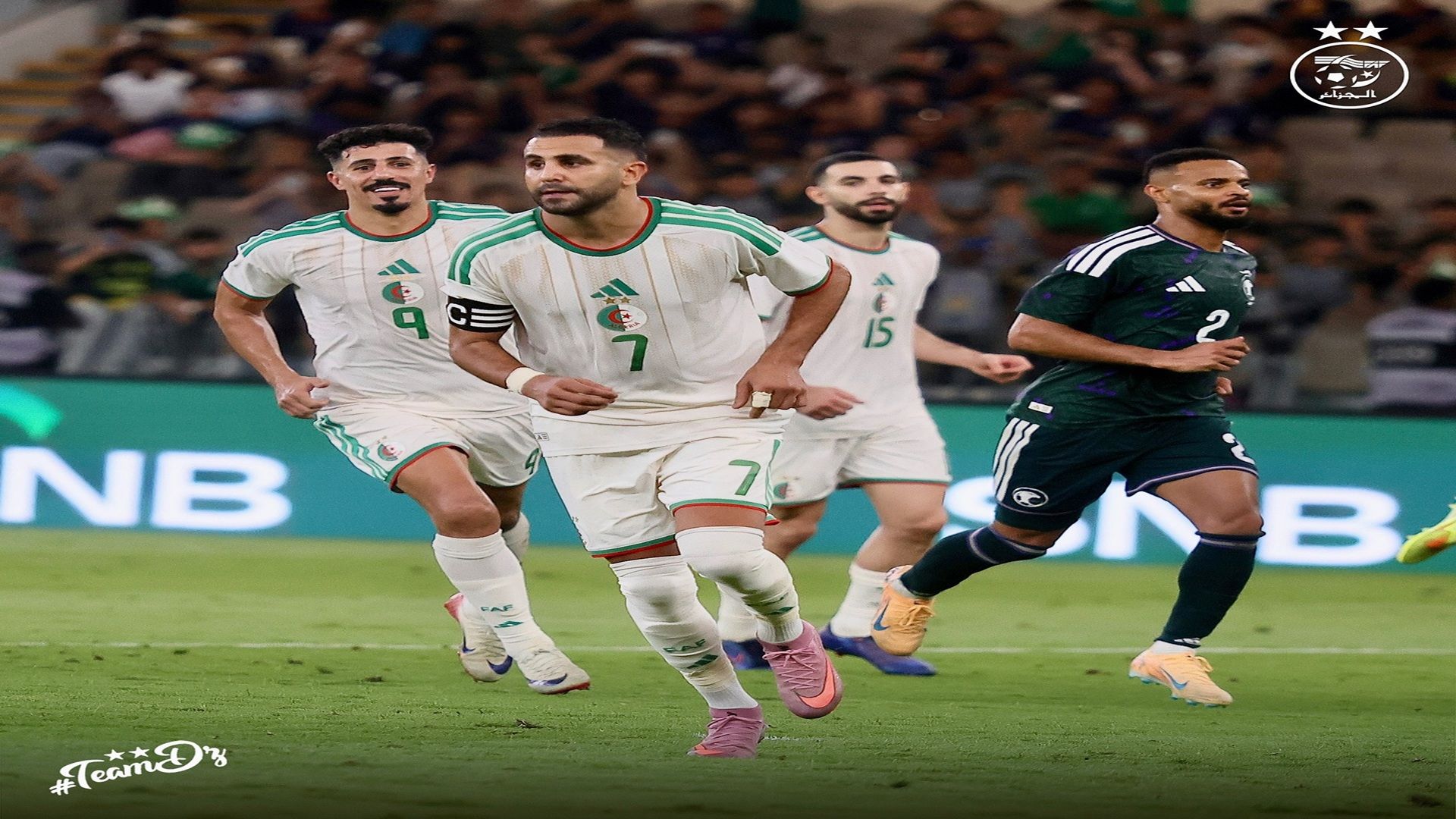 Riyad Mahrez celebra un gol para Argelia contra Arabia Saudita en un amistoso en Jeddah