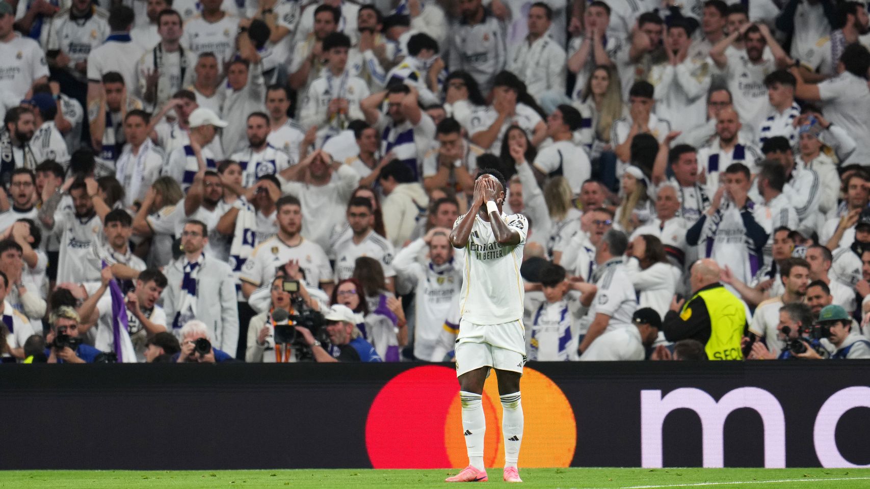 غضب في غرفة ملابس ريال مدريد.. فينيسيوس جونيور في مواجهة زملائه بعد الإقصاء الأوروبي