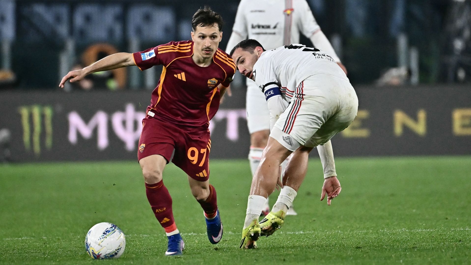 روما يكتسح فيورنتينا برباعية ويضيق الخناق على يوفنتوس في سباق الأبطال — image 1