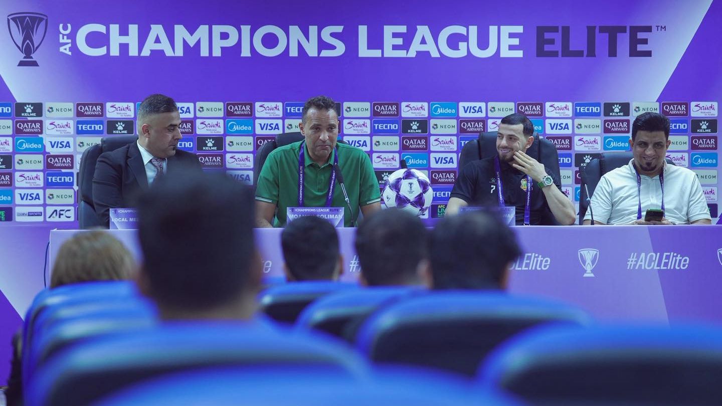 Conferencia de prensa del policía iraquí antes del partido contra Al-Ittihad en la AFC Elite