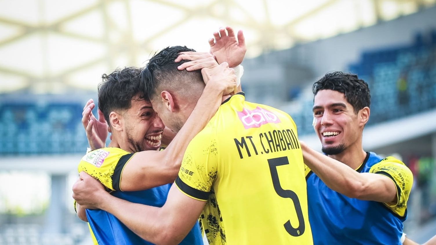 القنوات الناقلة لمباراة المغرب الفاسي والدفاع الجديدي في الدوري المغربي وموعد المواجهة
