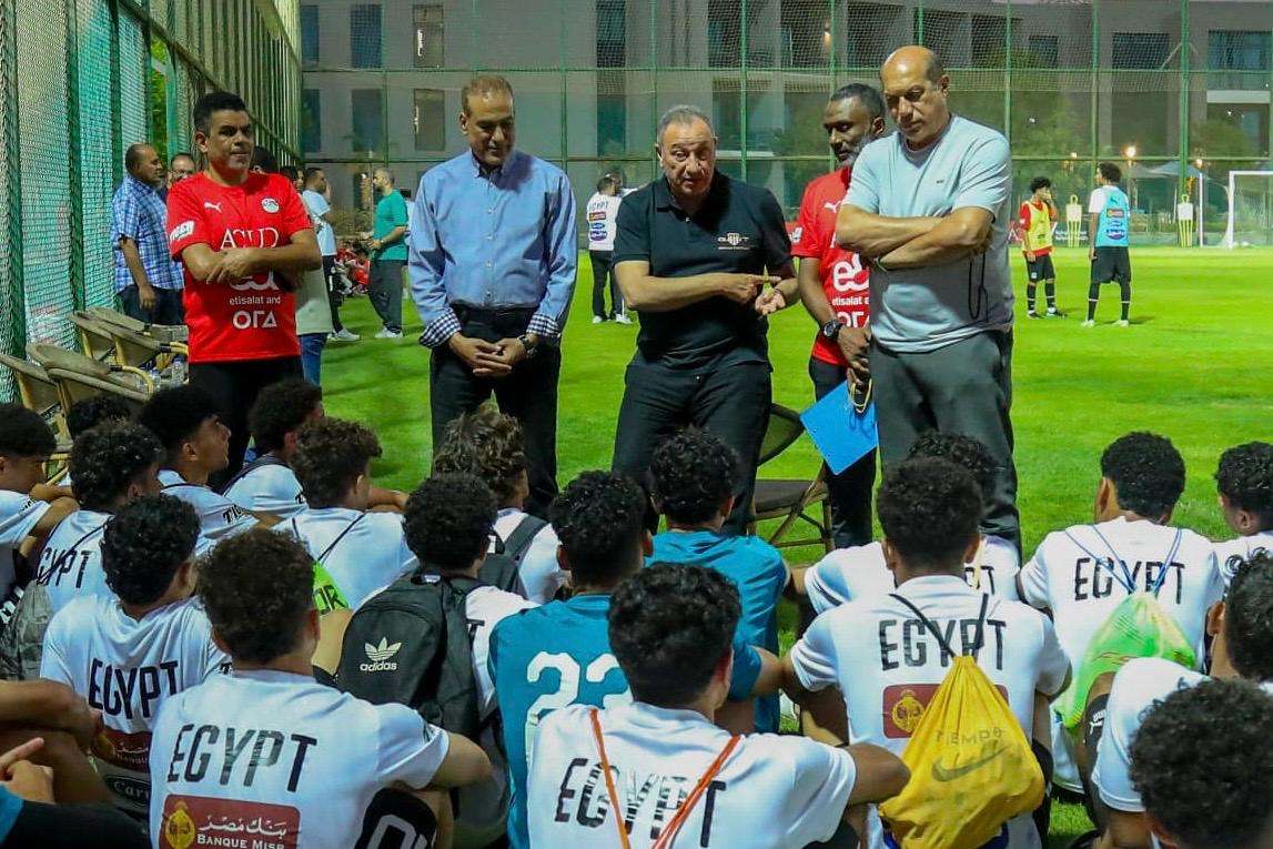 الخطيب يزور تدريبات منتخب مصر للناشئين