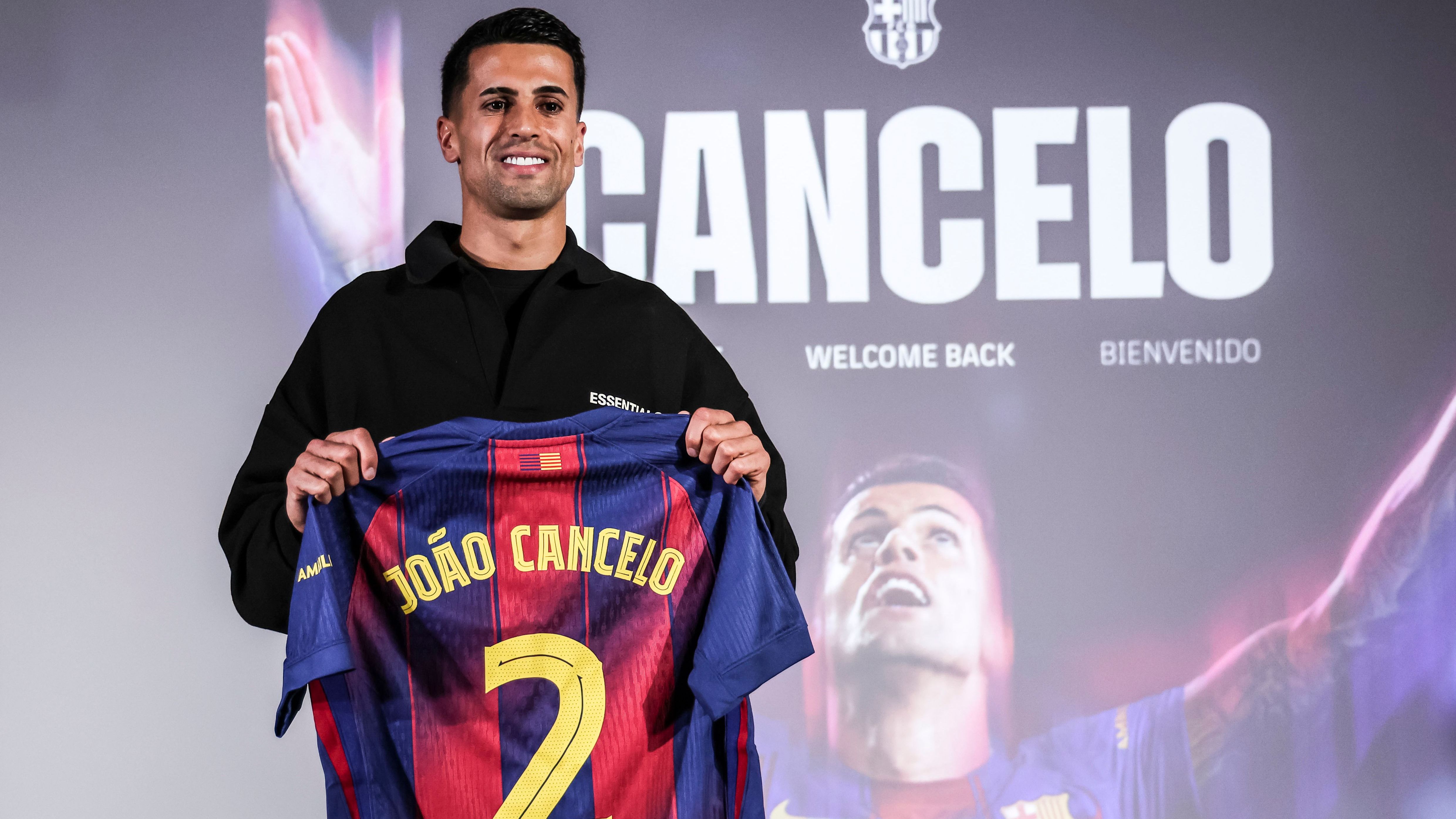برشلونة يضع كانسيلو أمام خيار صعب مع الهلال السعودي