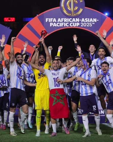 بيراميدز يتوج بكأس القارات الثلاث