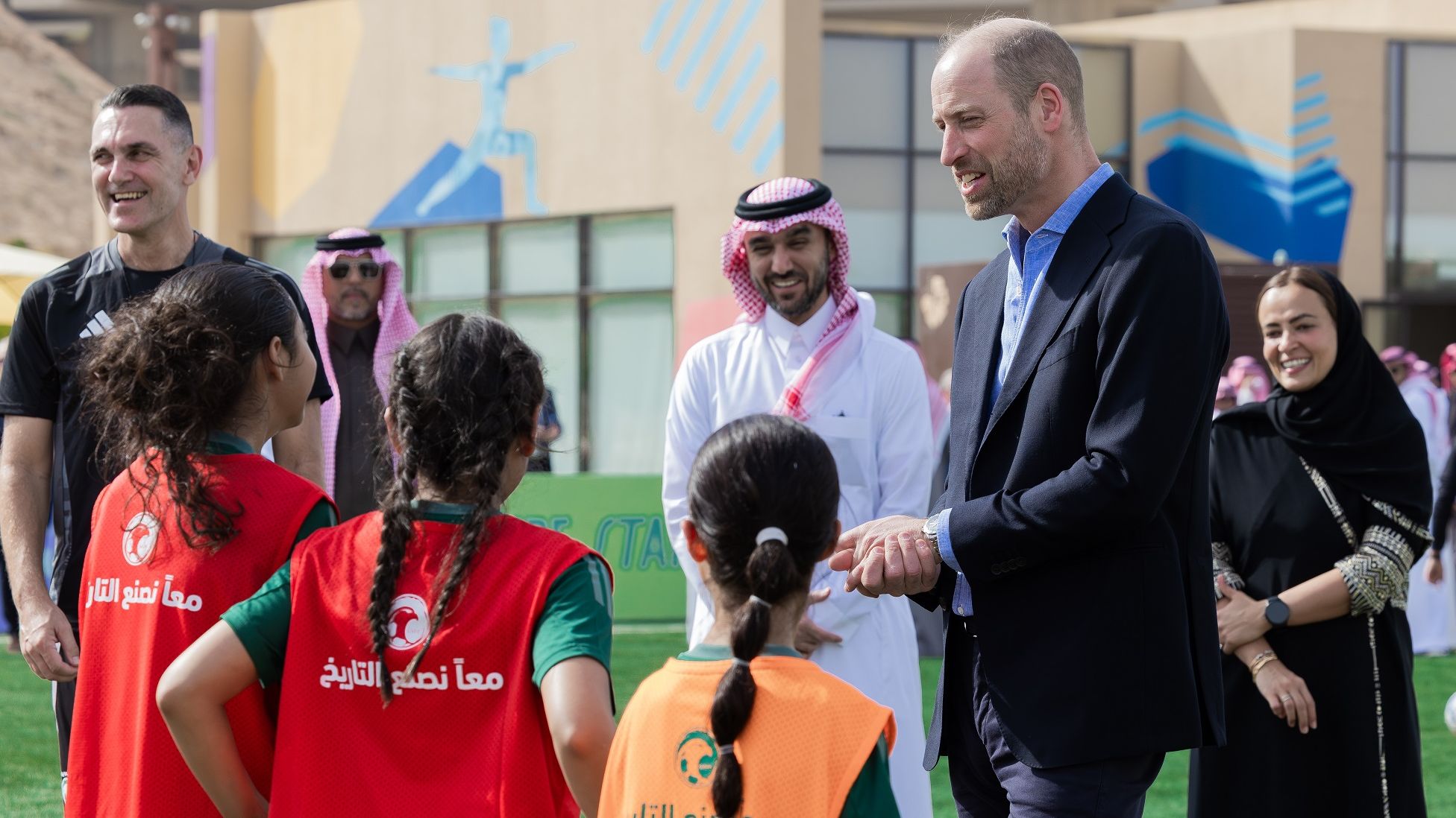 Foto del principe William durante la visita al centro di formazione femminile a Riyad