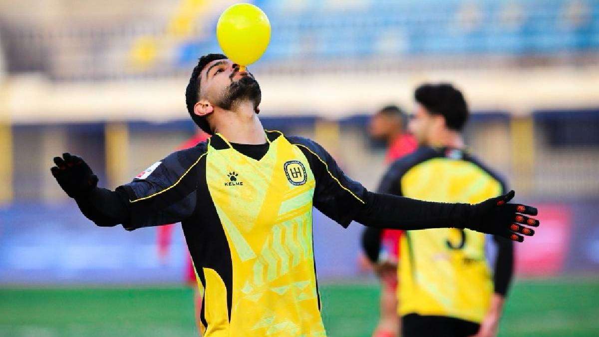 احتفال محمود ذيب لاعب الحسين الأردني