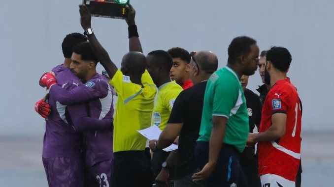 لحظة استبدال محمد الشناوي بمصطفى شوبير في مباراة مصر وجيبوتي