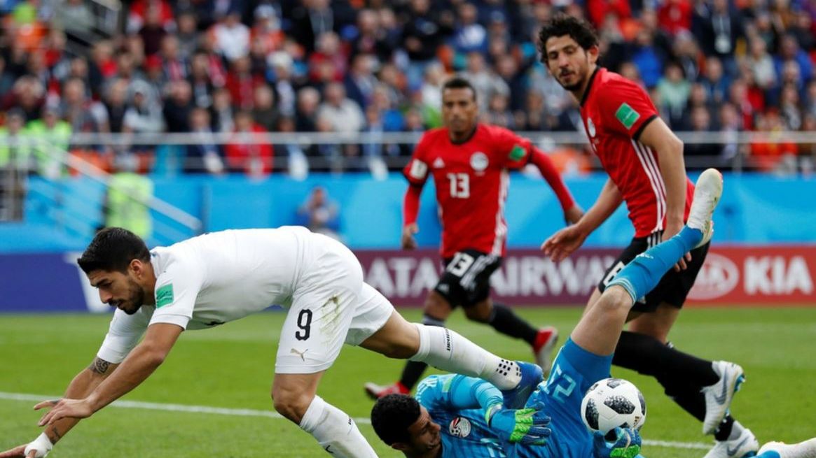 محمد الشناوي مع لويس سواريز