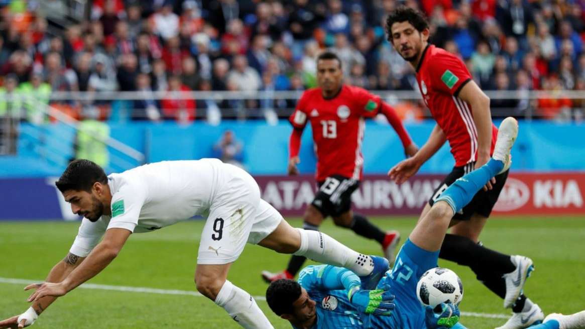 محمد الشناوي مع لويس سواريز