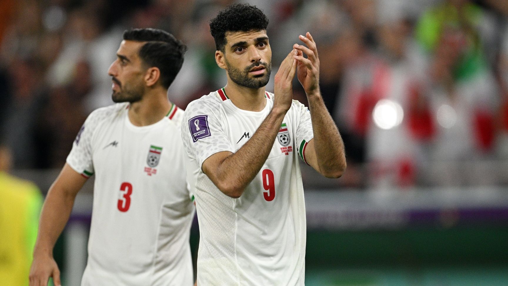 طارمي يتجاهل التوترات السياسية ويتبادل القميص مع لاعب إسرائيلي في الدوري اليوناني