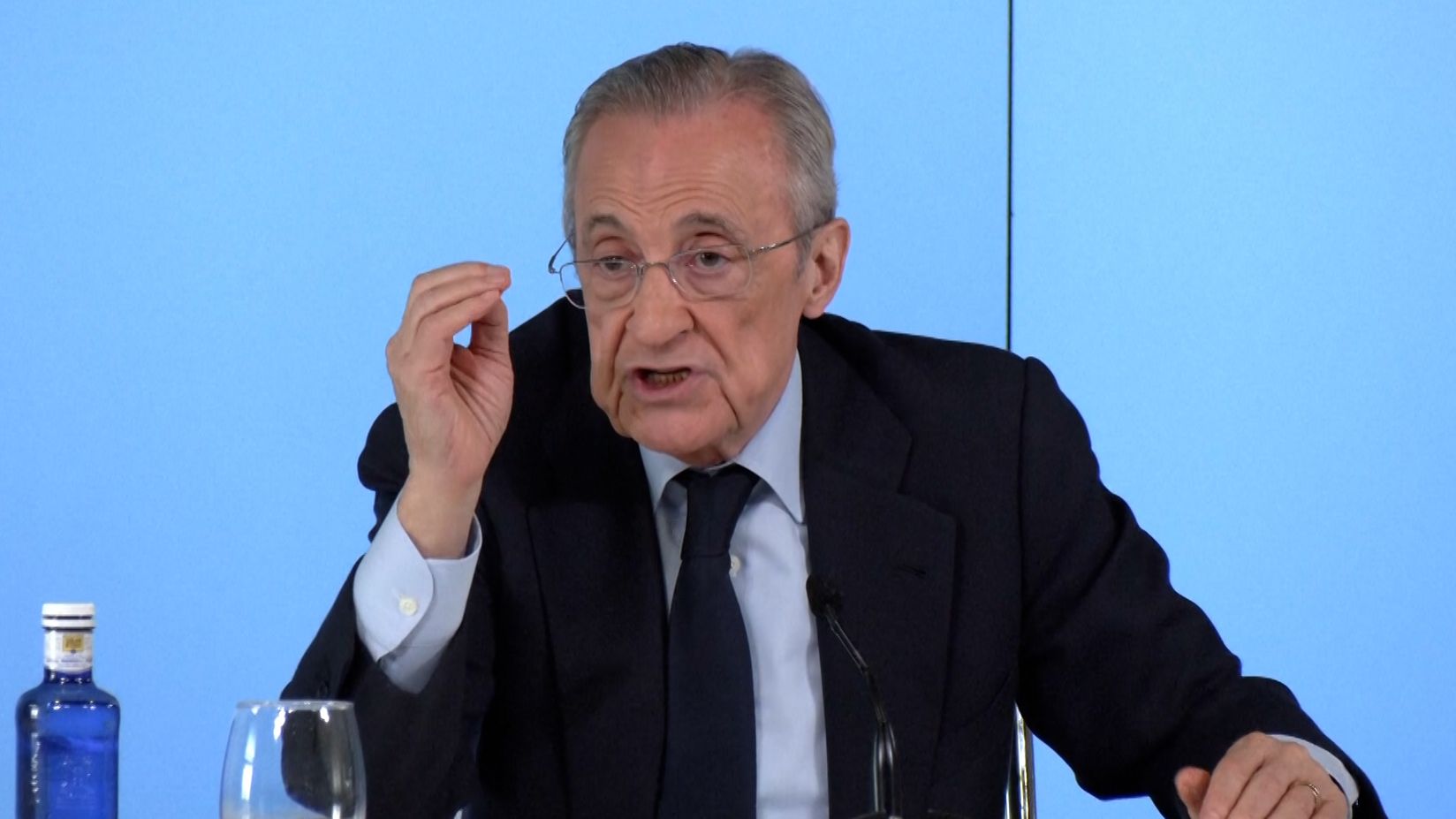 فلورنتينو بيريز يستخدم "شماعة برشلونة" لإخفاء أكبر فشل في تاريخه