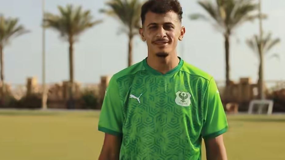 عمر الساعي بقميص المصري