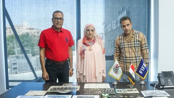 أسرة الراحل عبد الكريم صقر تهدي مقتنياته للاتحاد المصري