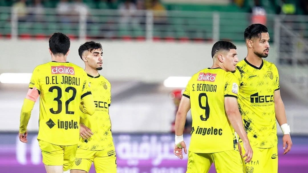 المغرب الفاسي ينتزع الصدارة في جولة حاسمة بالدوري المغربي