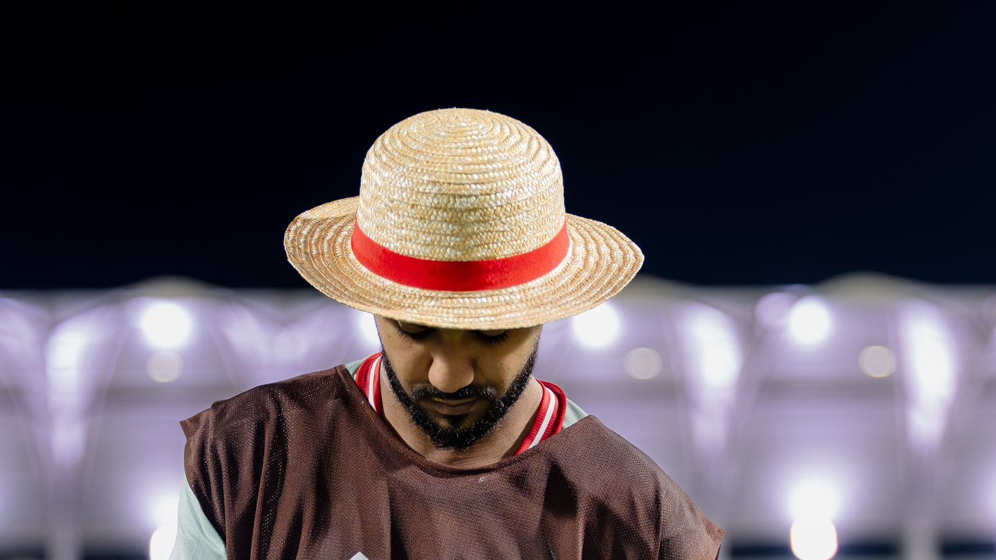 Khaled Al-Ghannam celebra con cappello giallo contro Al-Fath