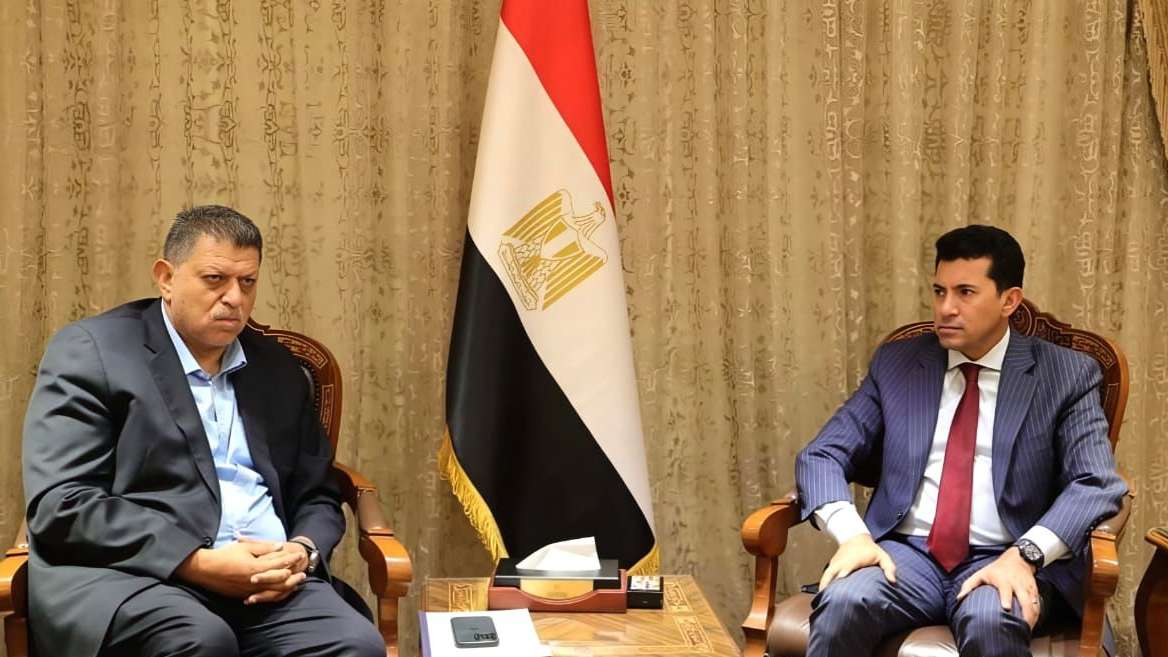وزير الرياضة مع خالد فتحي رئيس الاتحاد المصري لكرة اليد