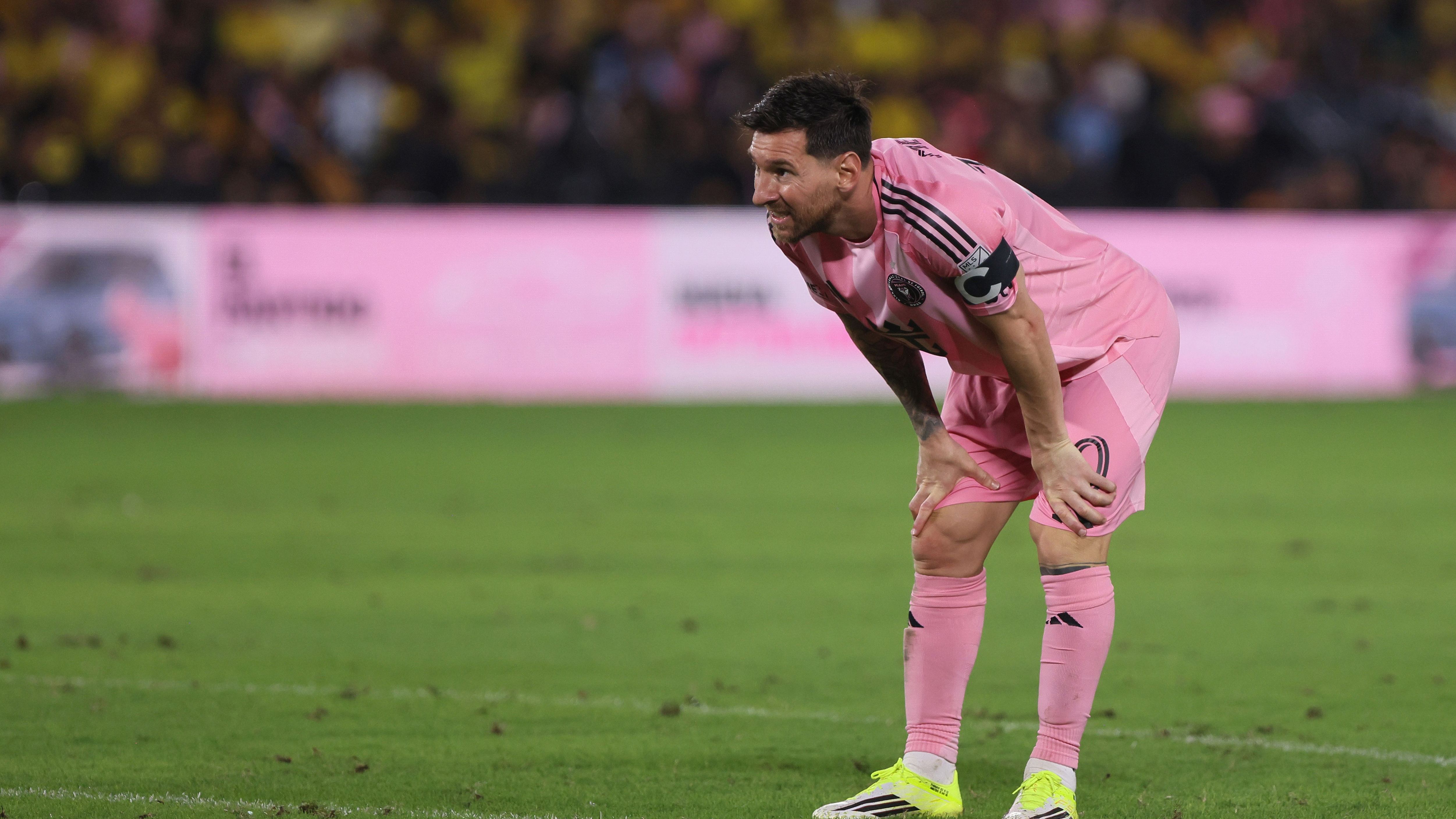 الاتحاد الأرجنتيني يقرر مصير ميسي قبل كأس العالم 2026 مع إصابته بتمزق عضلي