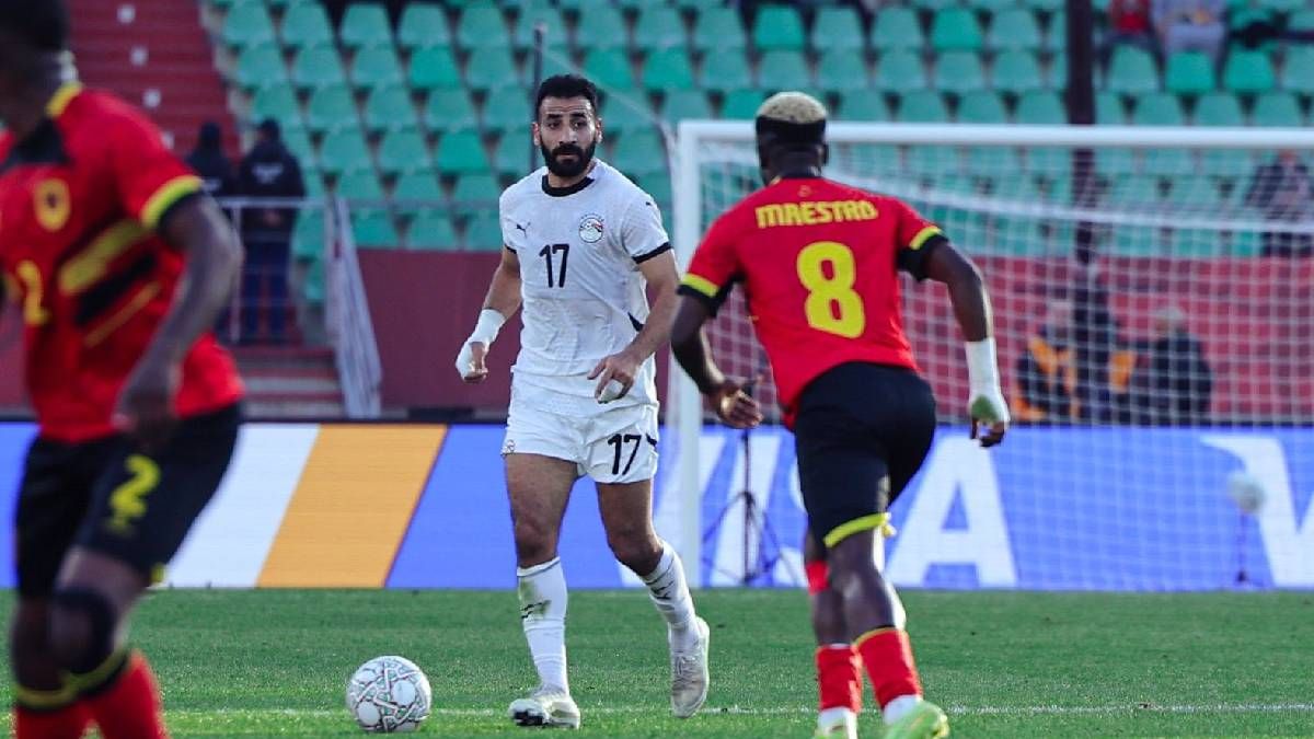 مهند لاشين في مباراة مصر وأنجولا