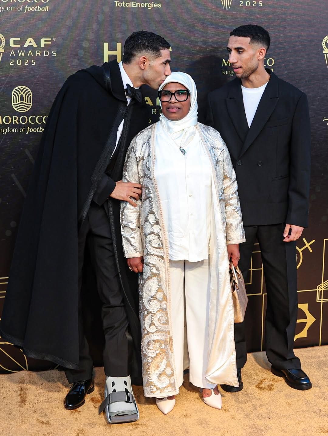 أشرف حكيمي ووالدته