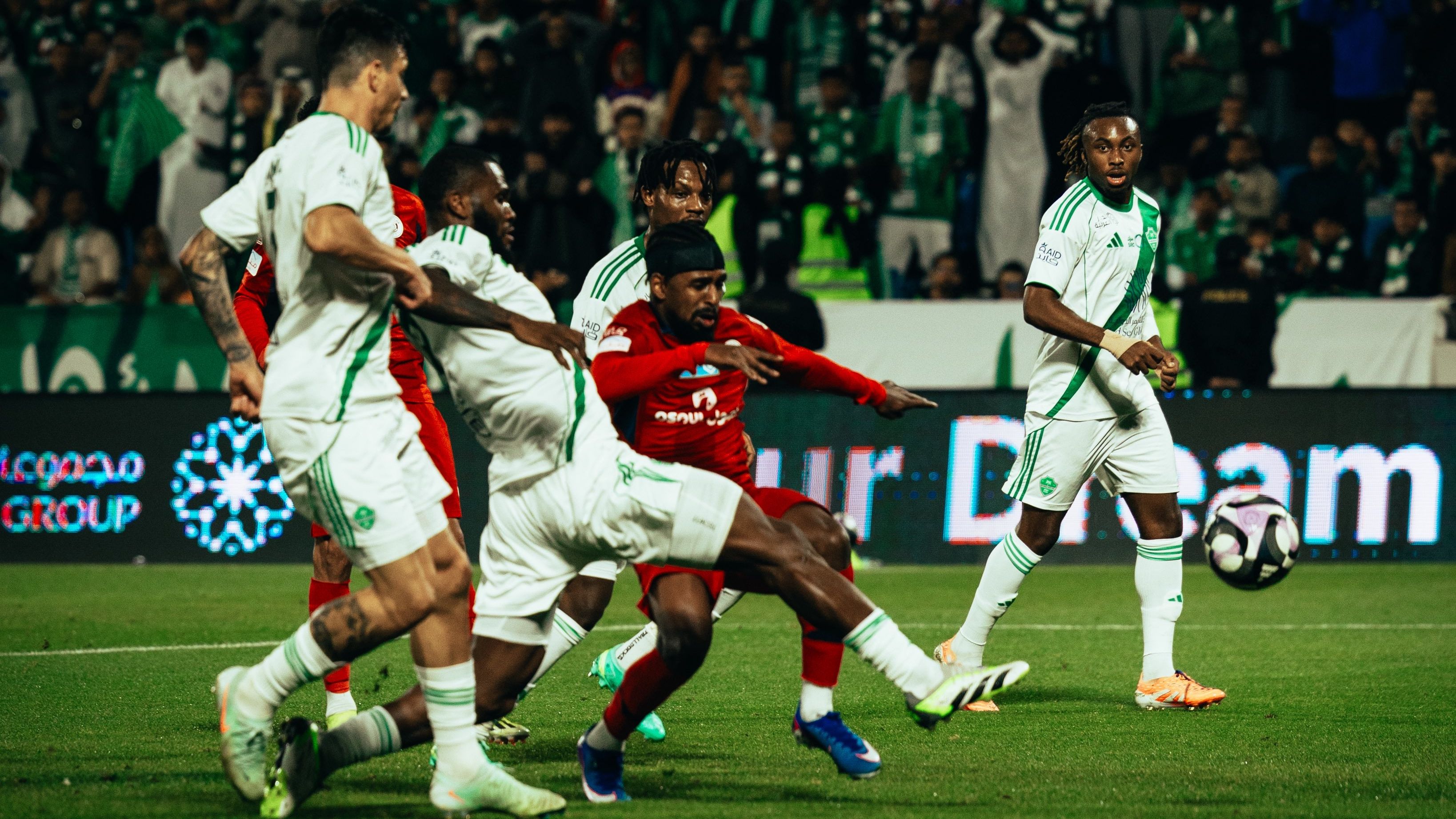 من مباراة الأهلي وضمك في دوري روشن