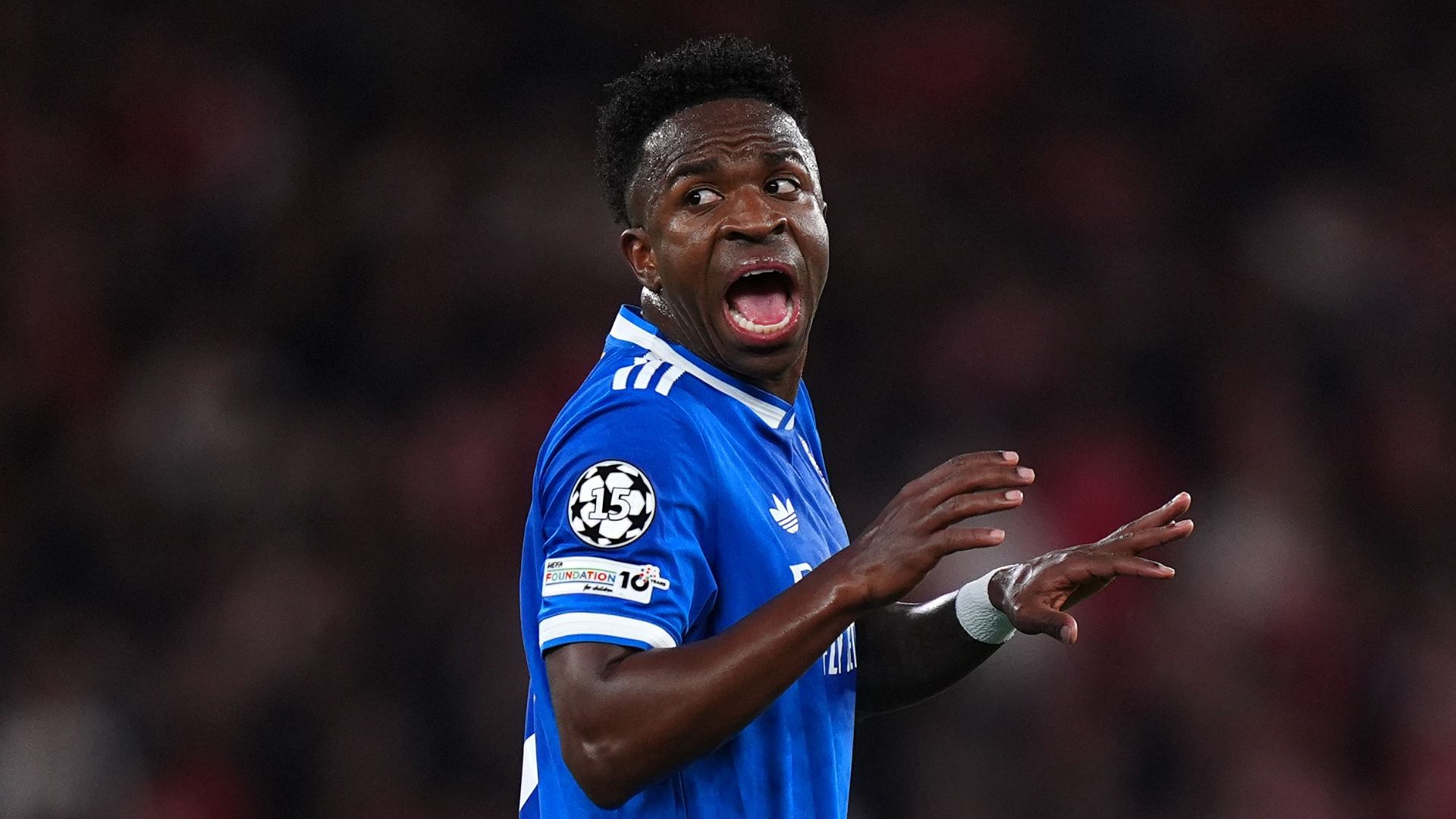 شرارة الأزمة واتهامات فينيسيوس