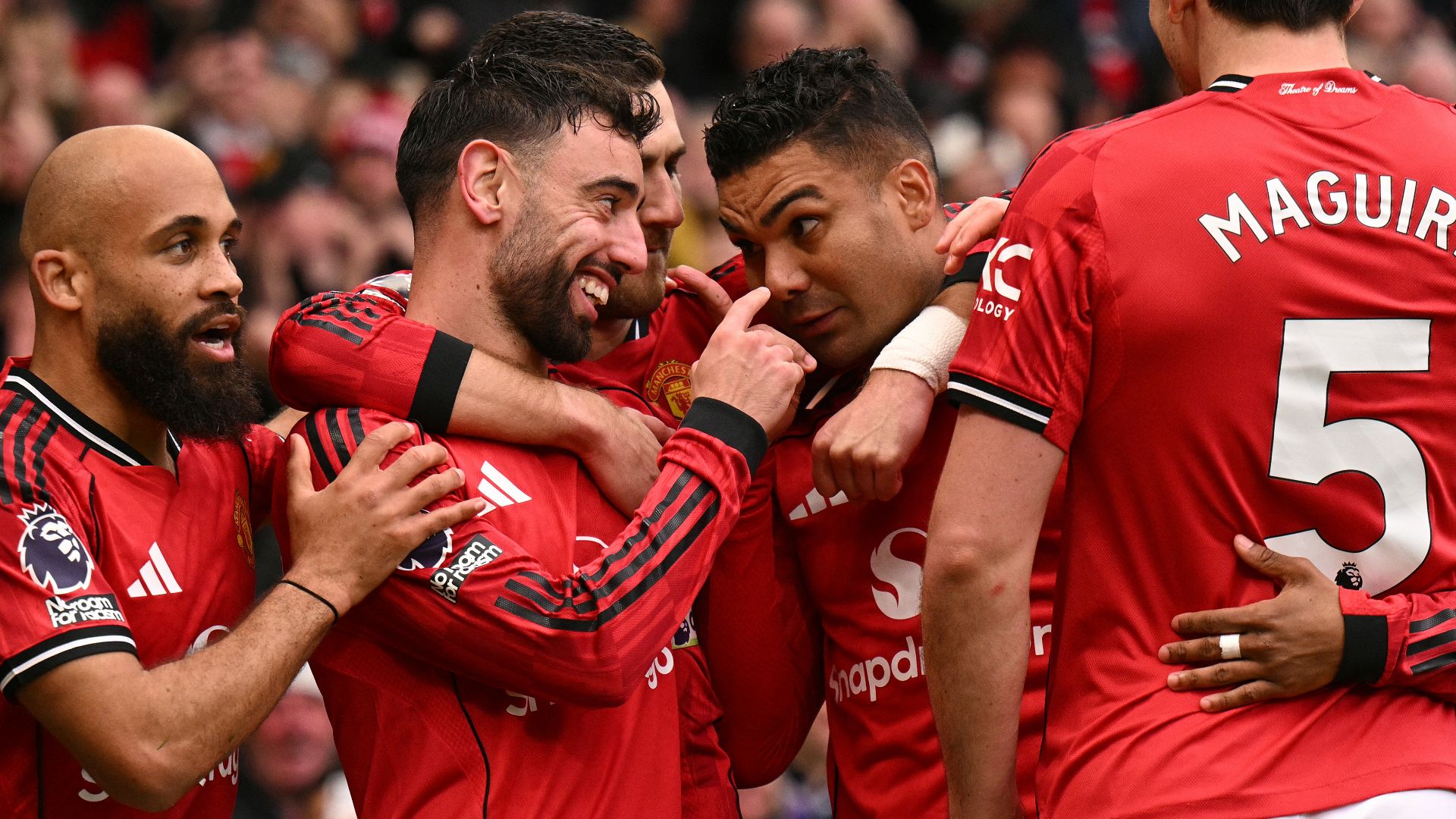 مانشستر يونايتد يسحق أستون فيلا 3-1 ويتصدر المركز الثالث في الدوري الإنجليزي