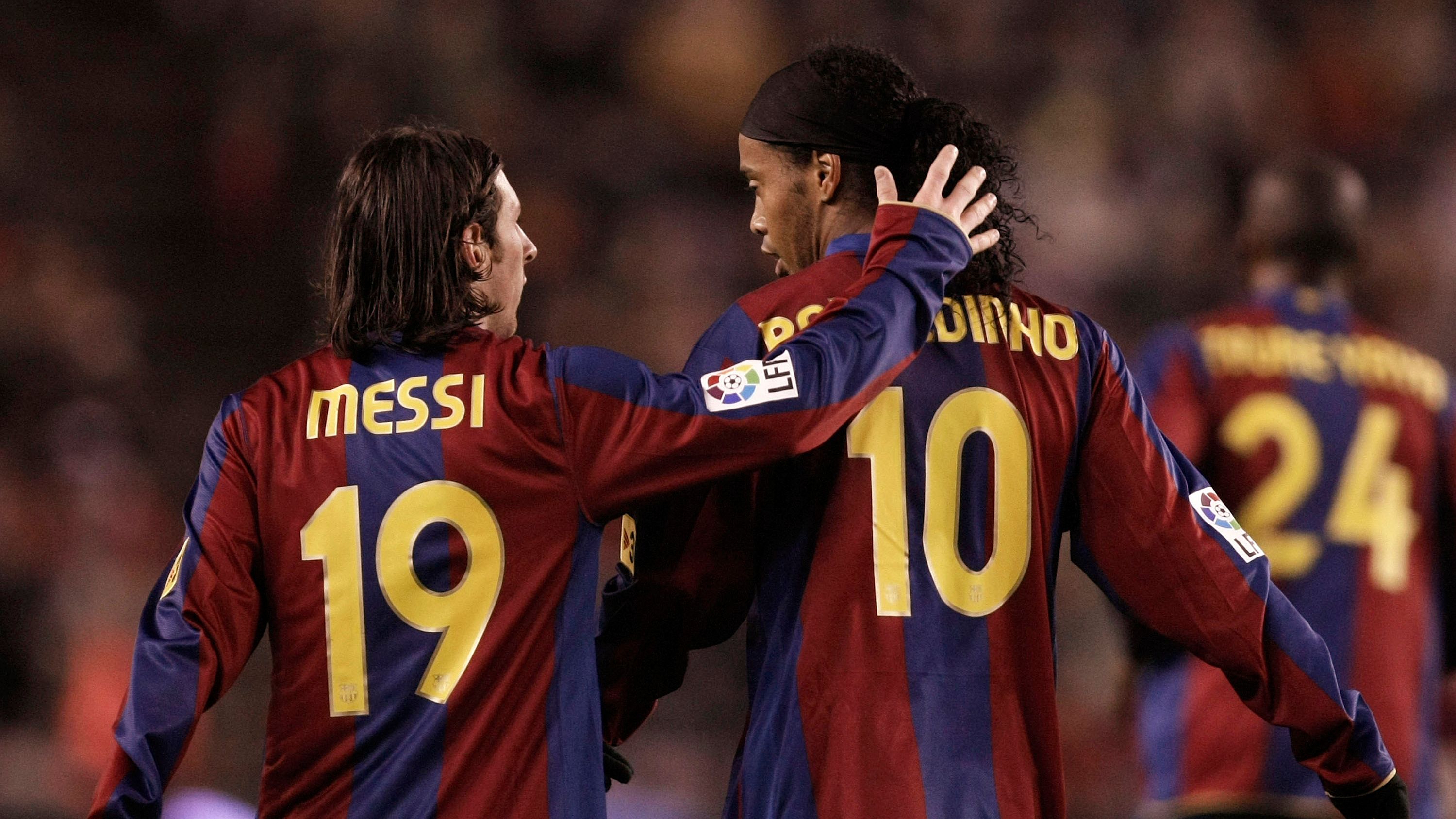 "كان يطلب منه إعداد القهوة!".. لاعب برشلونة السابق يكشف أسرار علاقة رونالدينيو وميسي