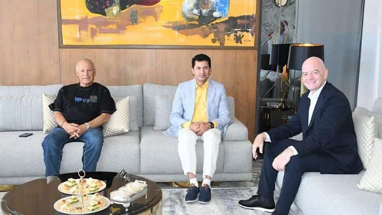 إنفانتينو مع أشرف صبحي وهاني أبوريدو