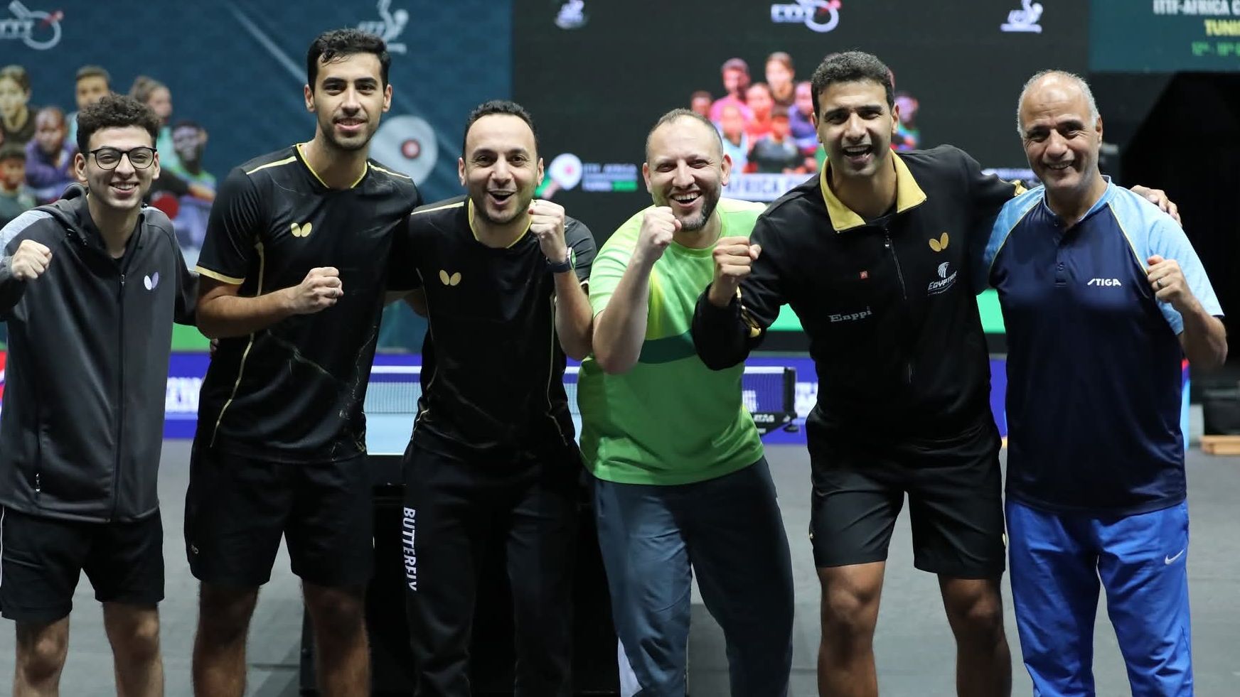 عمر عصر مع لاعبي منتخب مصر لتنس الطاولة