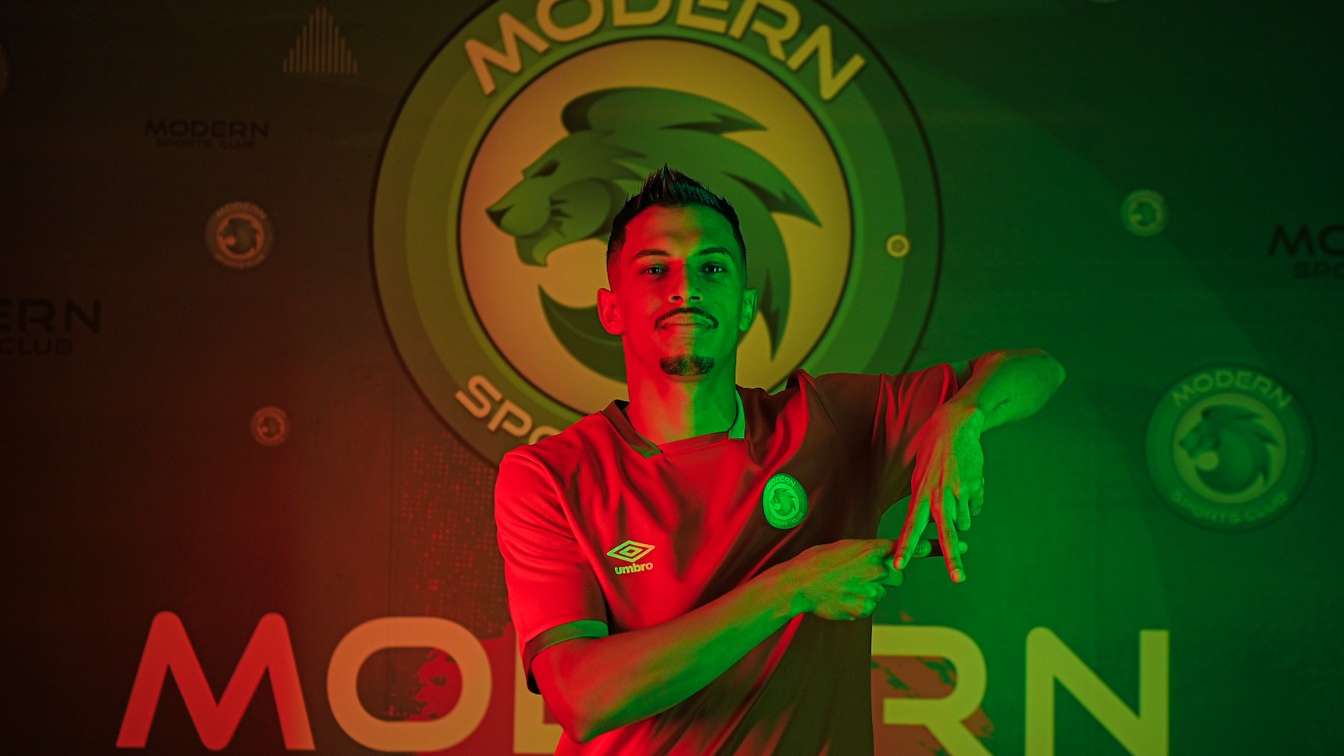 آدم رجم لاعب مودرن سبورت الجديد