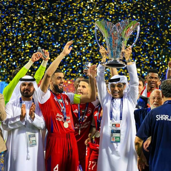 من تتويج الشارقة