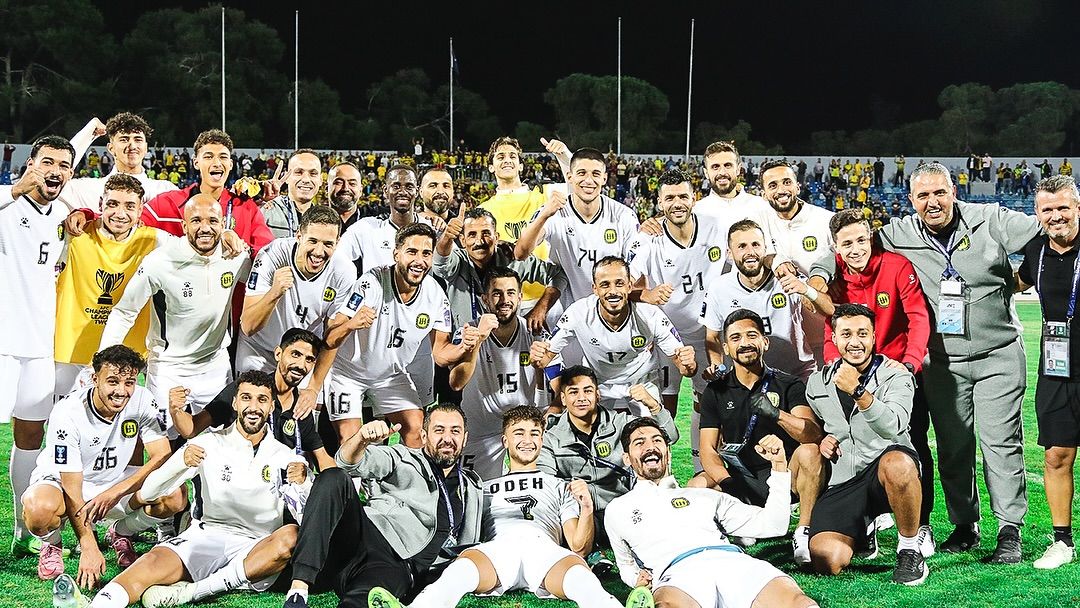 احتفال لاعبي الحسين إربد