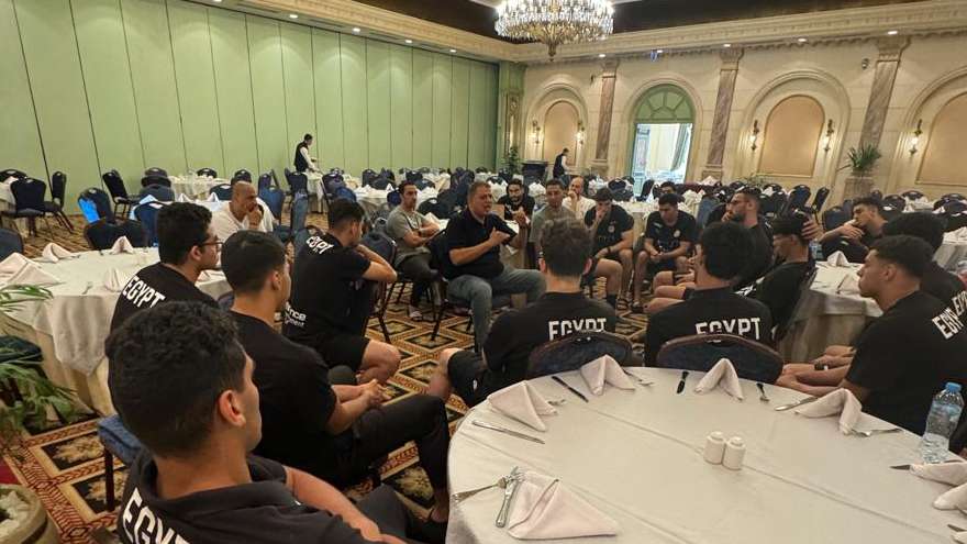 اجتماع خالد فتحي مع لاعبي منتخب مصر للناشئين لكرة اليد