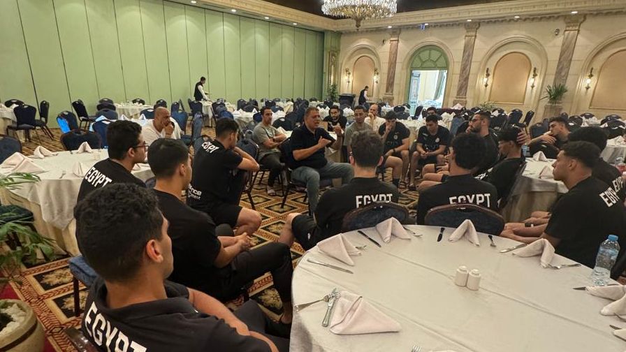 اجتماع خالد فتحي مع لاعبي منتخب مصر للناشئين لكرة اليد