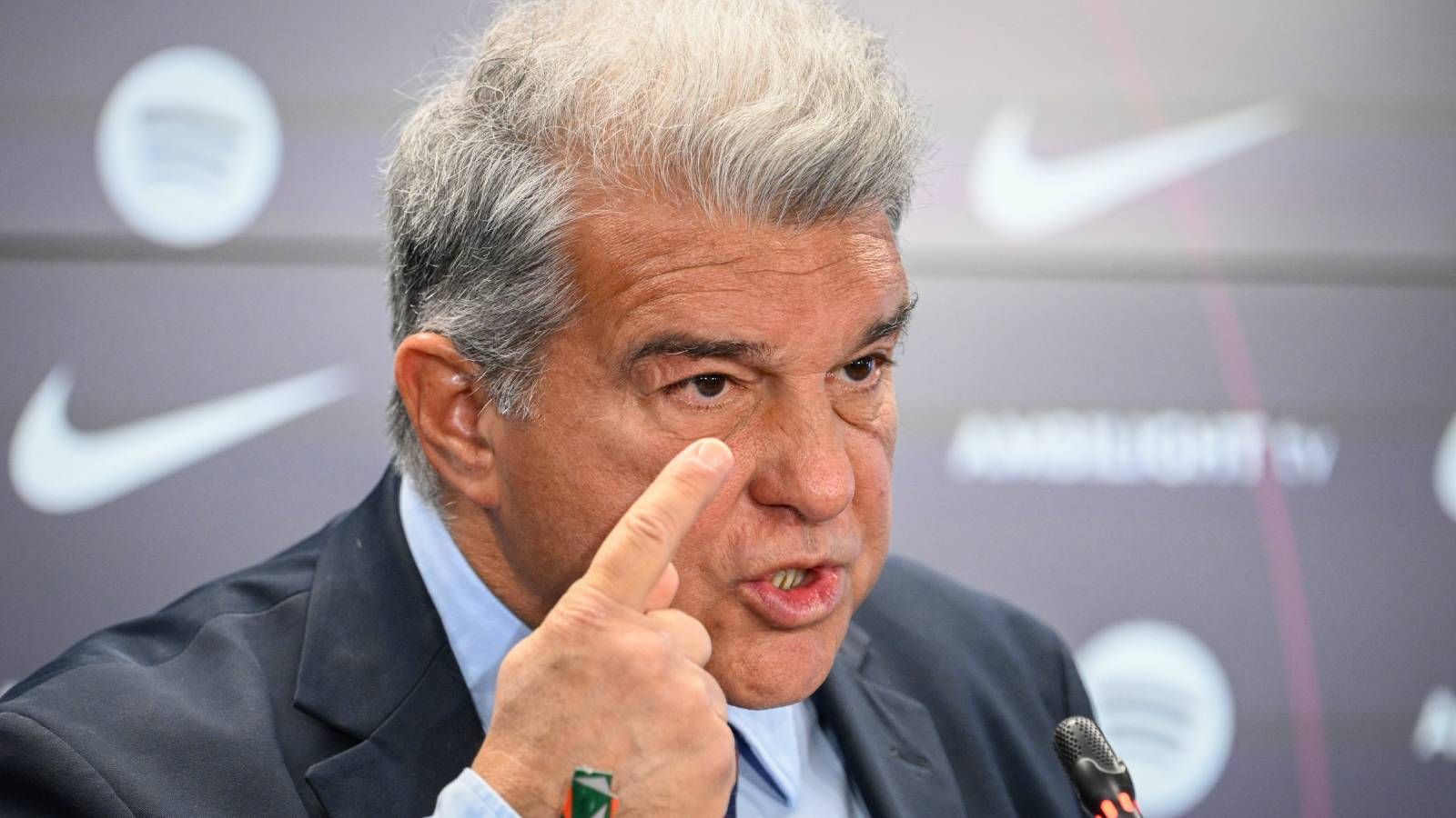 لابورتا يحذر: أنقذوا برشلونة من عديمي الخبرة.. وهذا اللاعب سيحارب بالعكازات