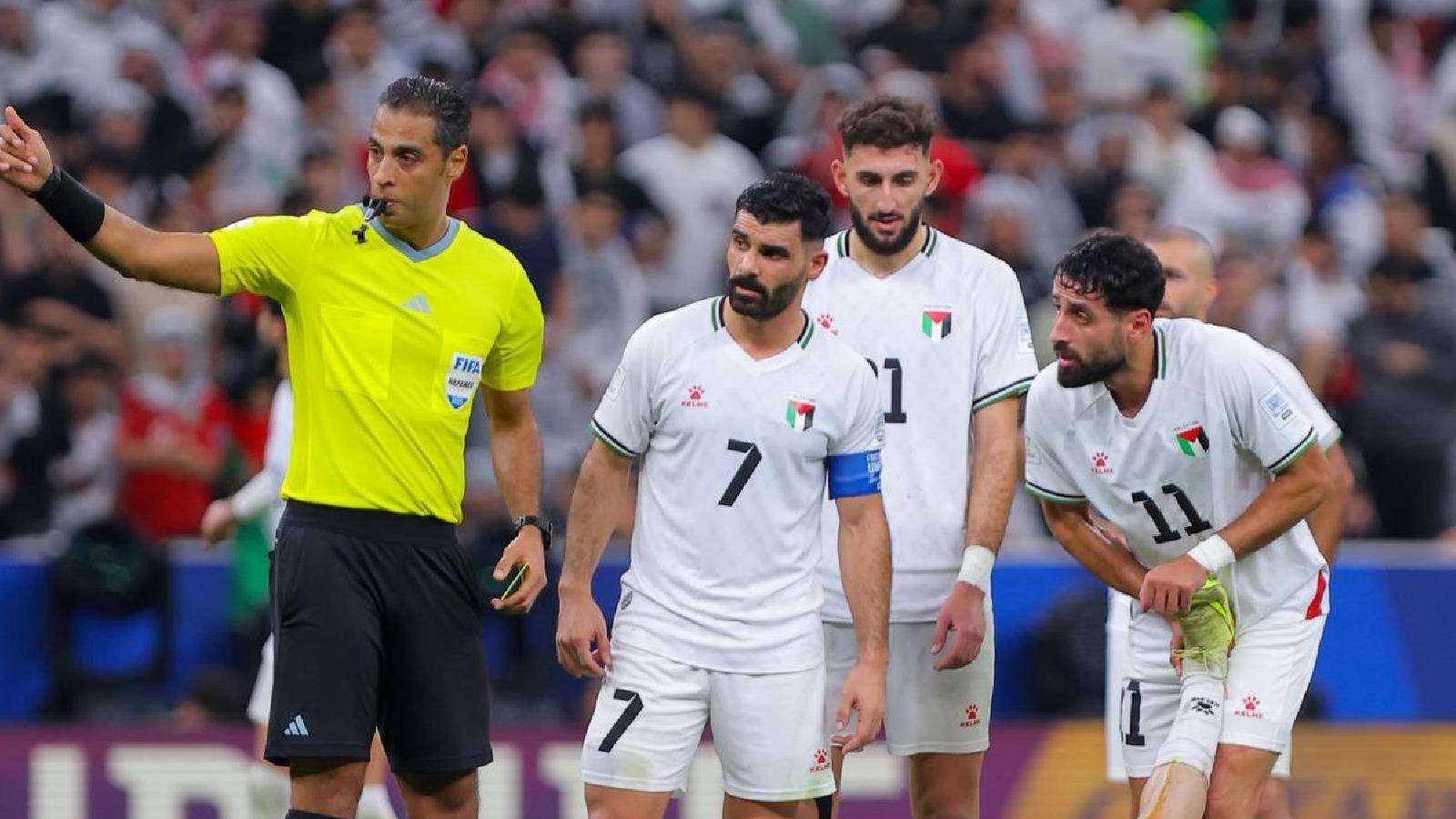 أمين عمر مع لاعبي منتخب فلسطين