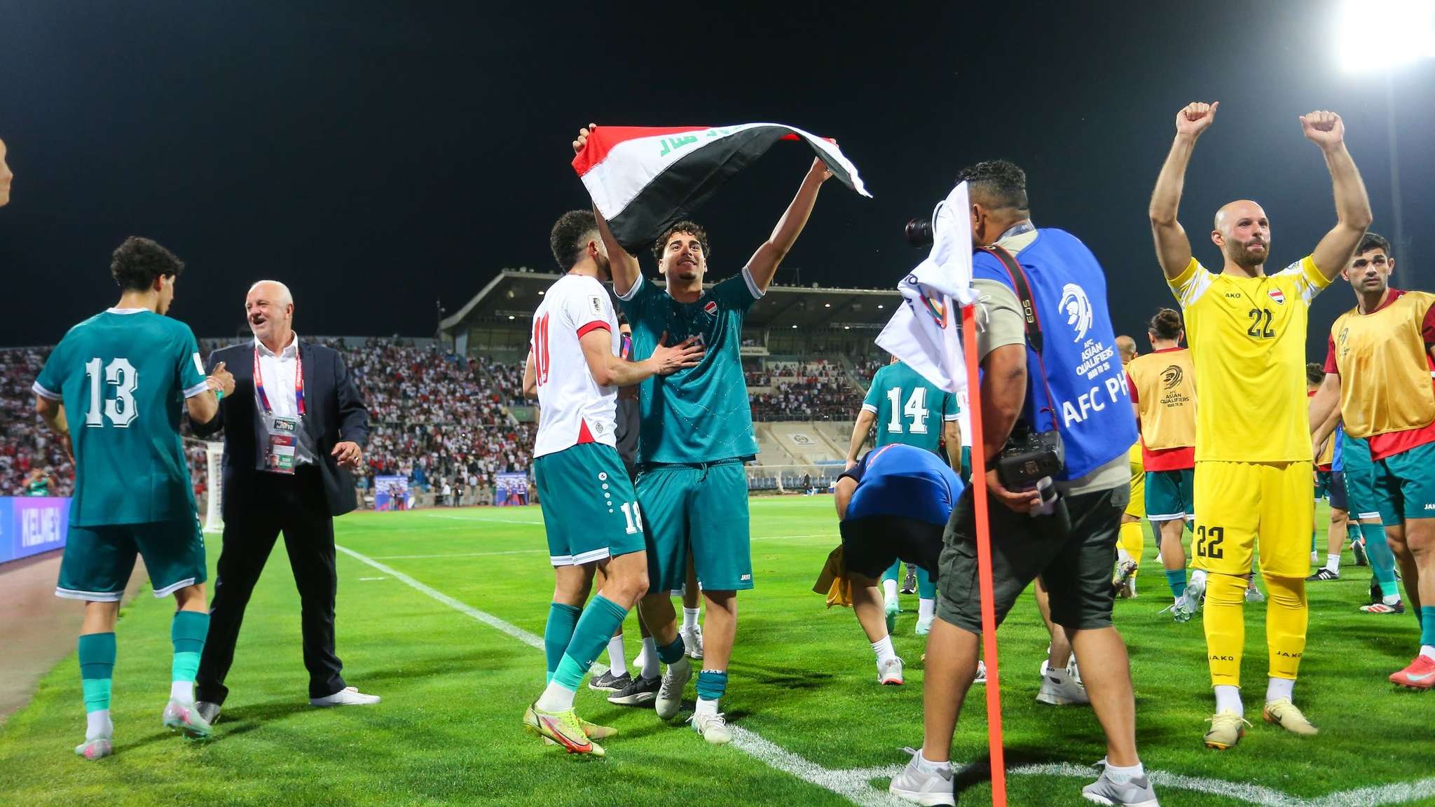 احتفال لاعبي منتخب العراق مع جراهام أرنولد