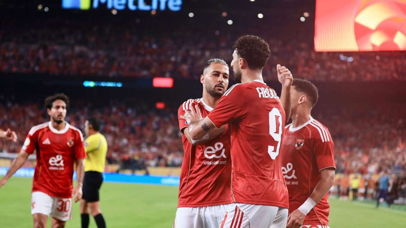 احتفال لاعبي الأهلي مع وسام أبو علي