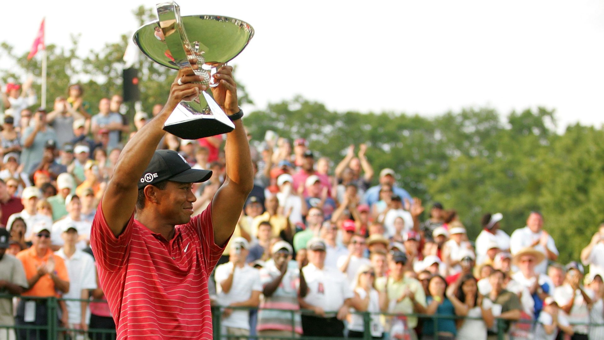 Tiger Woods con trofeo FedEx Cup 2027 en la imagen