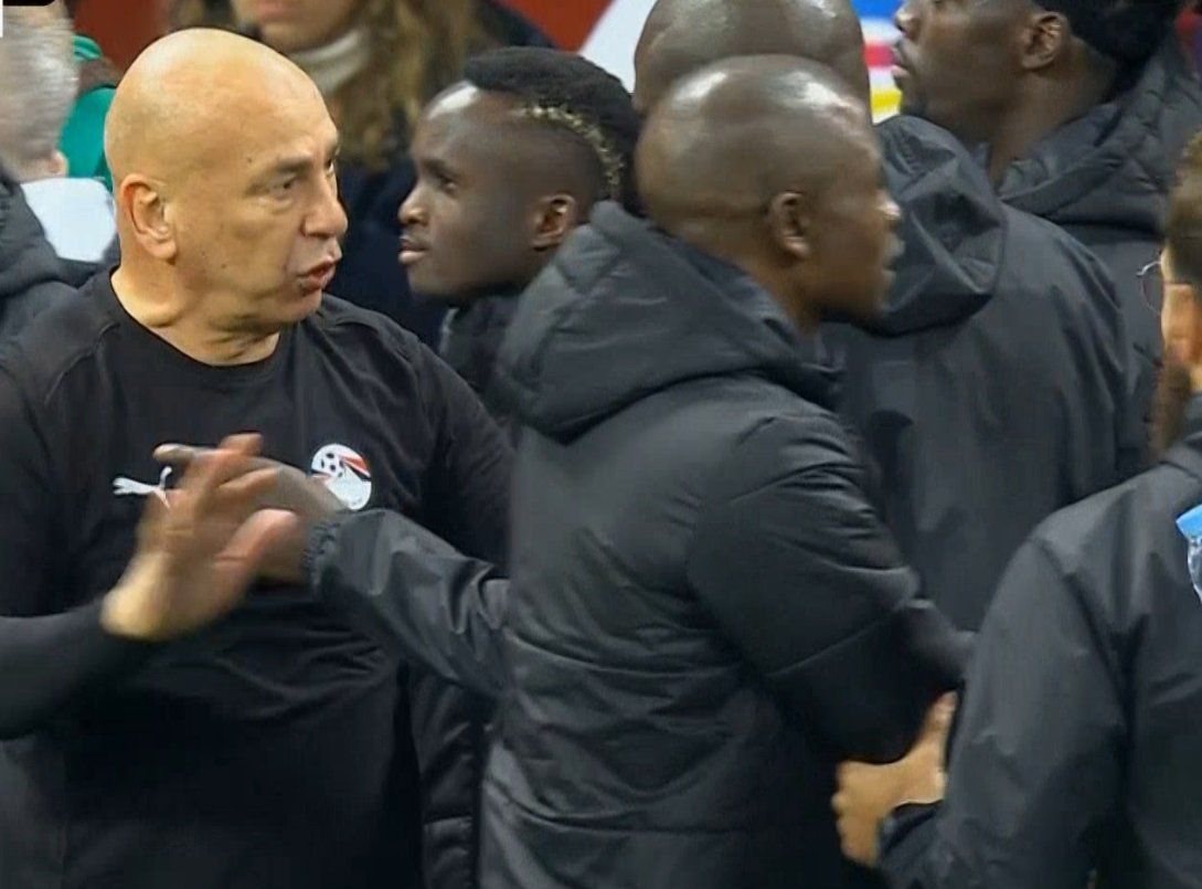 حسام حسن يحتوي مشادة في مباراة مصر والسنغال