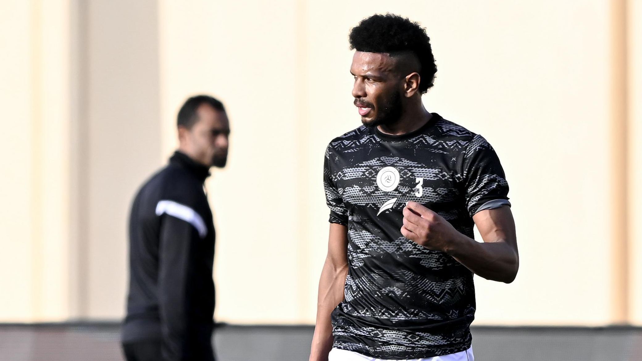 البليهي يشعل ديربي الرياض بمشادة مبكرة مع ليوناردو في دوري روشن السعودي