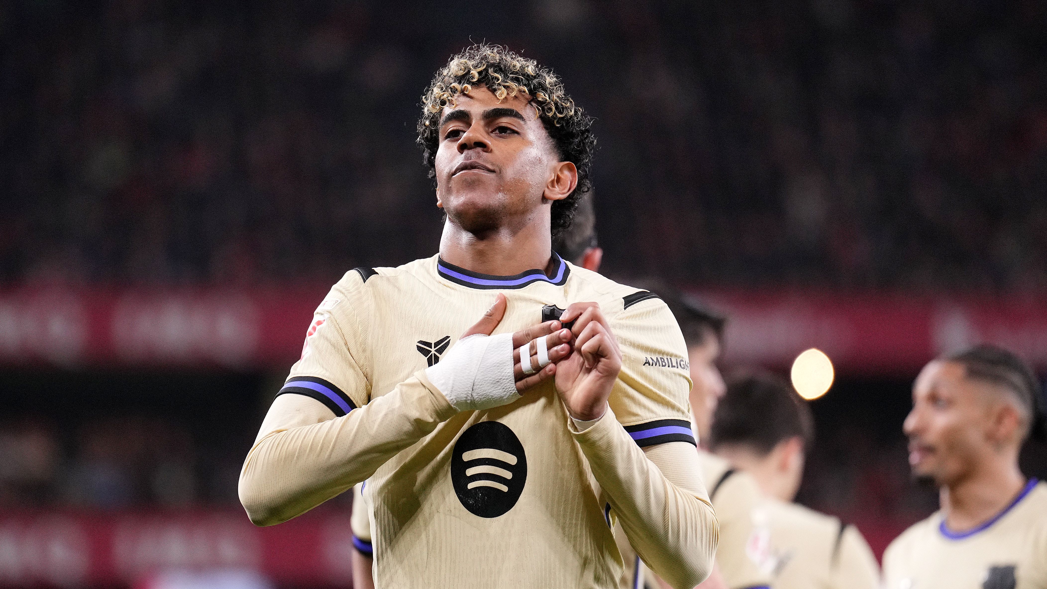 Foto de Lamine Yamal celebrando el gol en San Mamés