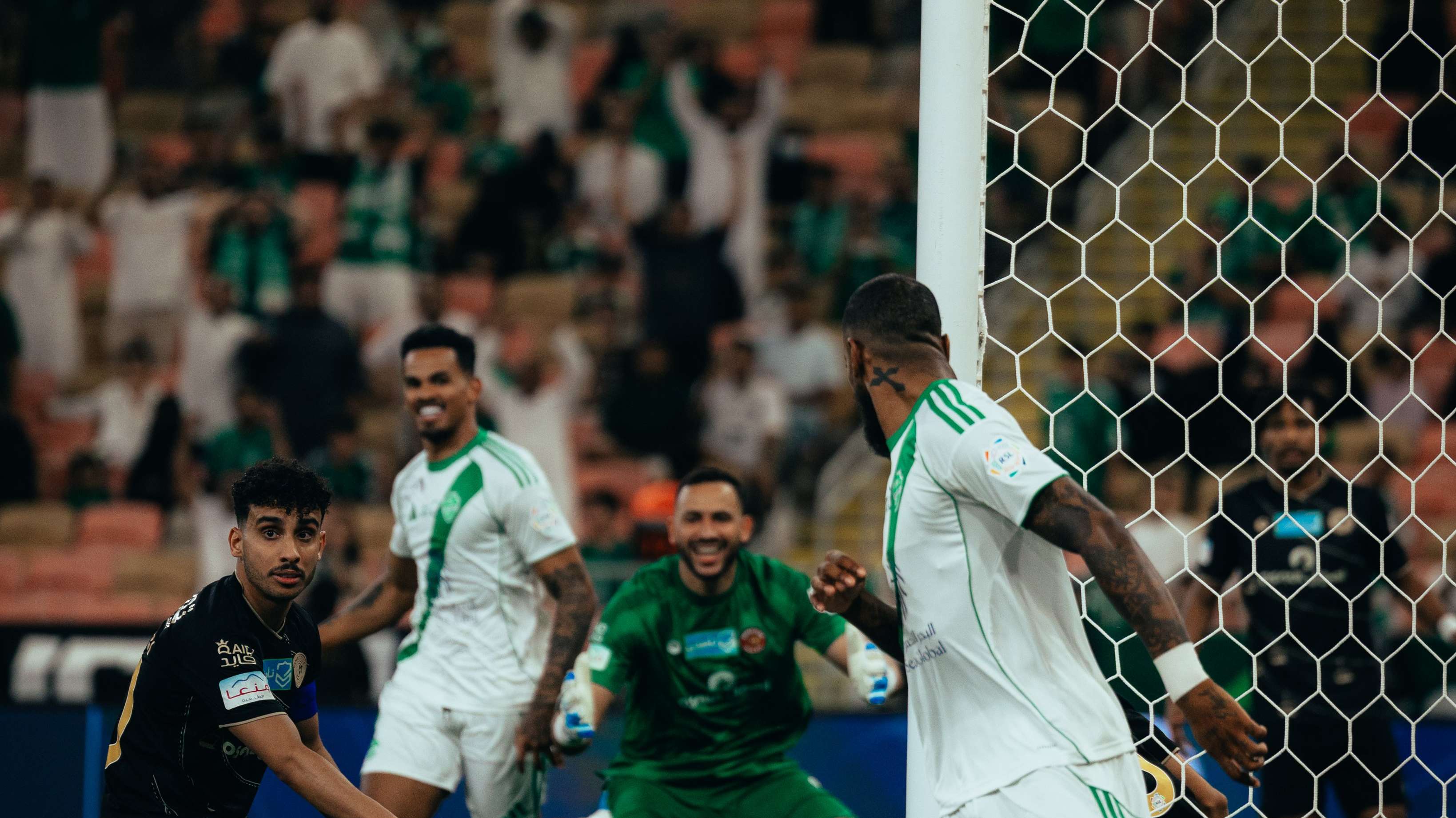 من مباراة الأهلي وضمك في دوري روشن