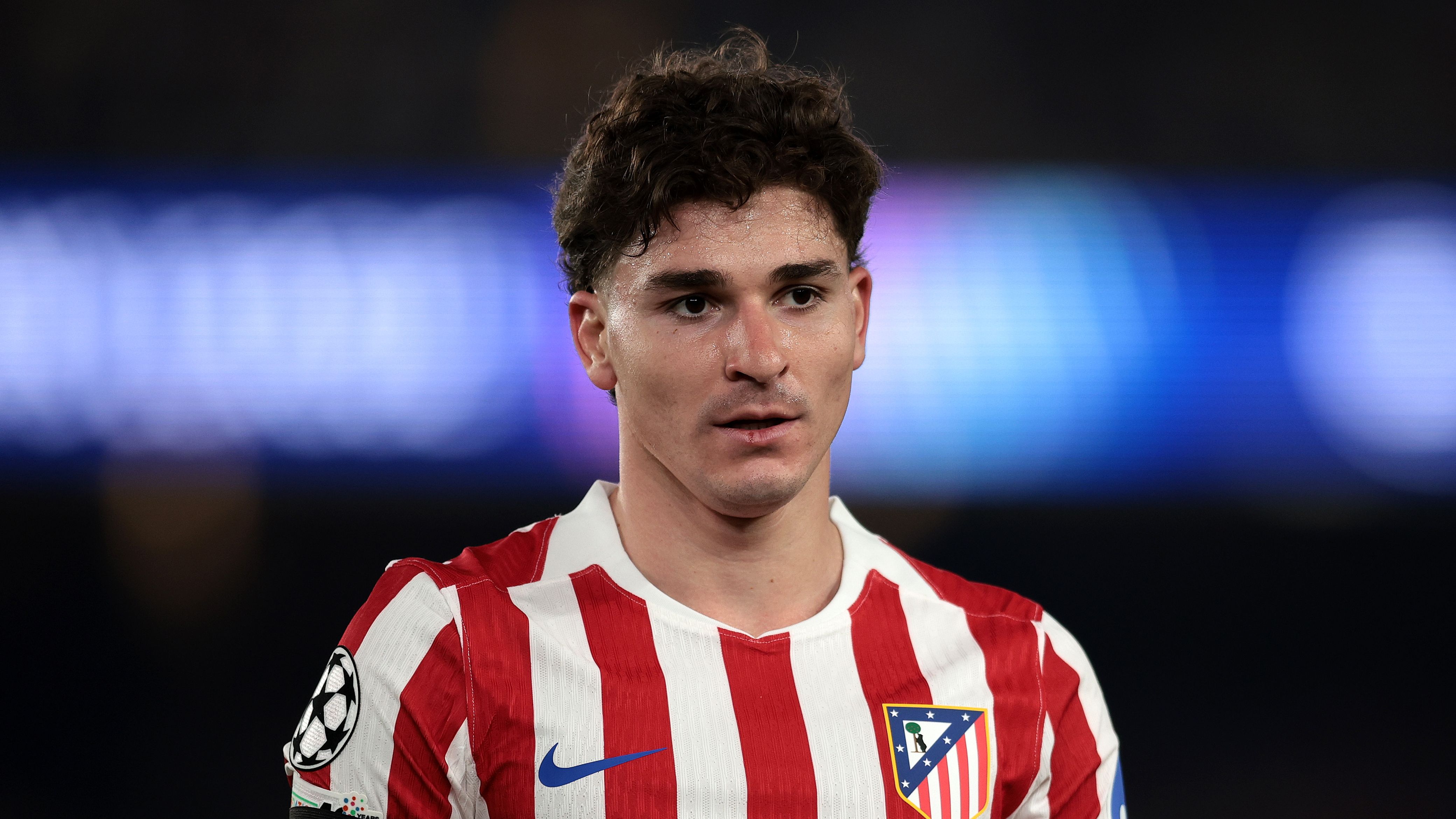 أزمة في أتلتيكو مدريد: ألفاريز يعلن رحيله والصفقة مع برشلونة تواجه عقبة مالية