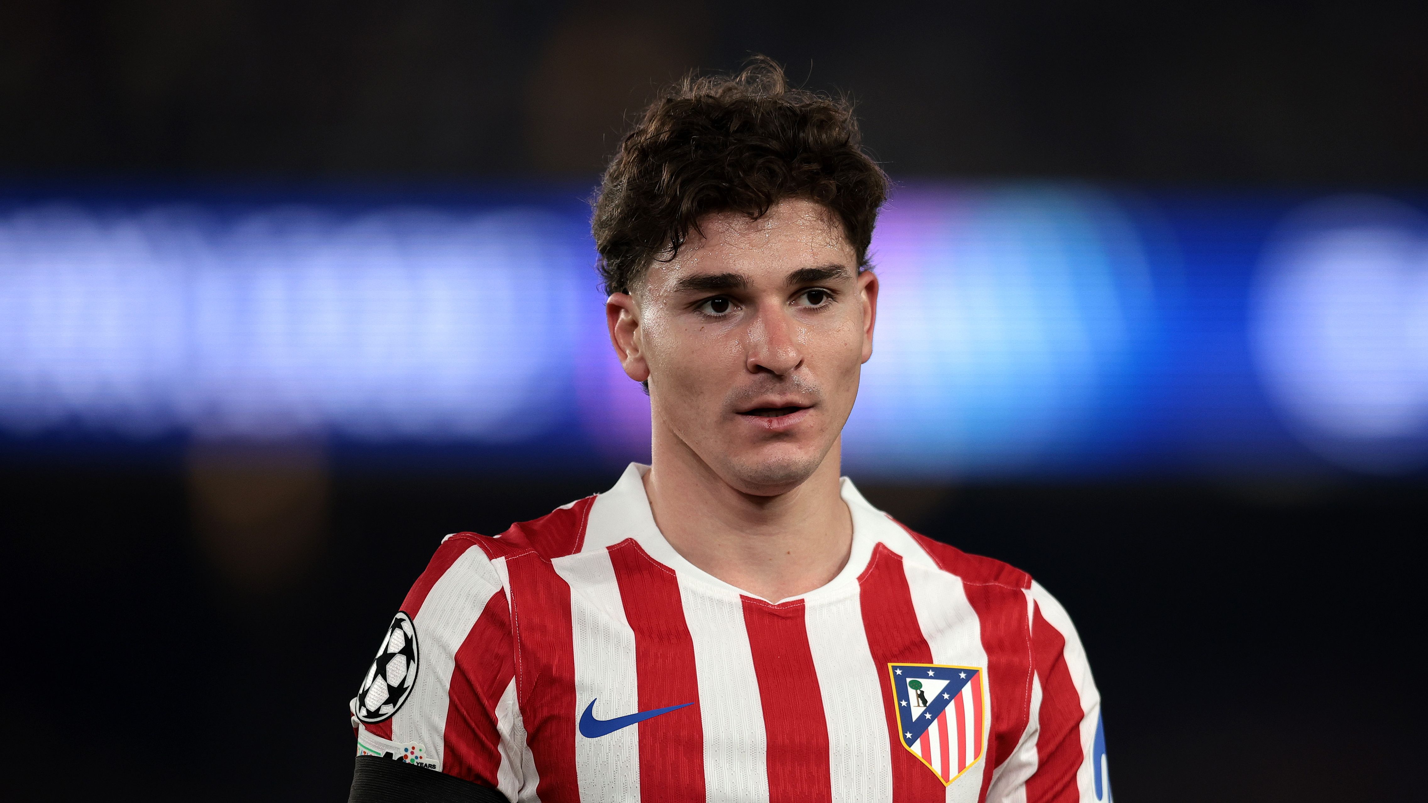 "سنبيعه لفريق آخر".. أتلتيكو مدريد يصدم برشلونة بشأن جوليان ألفاريز