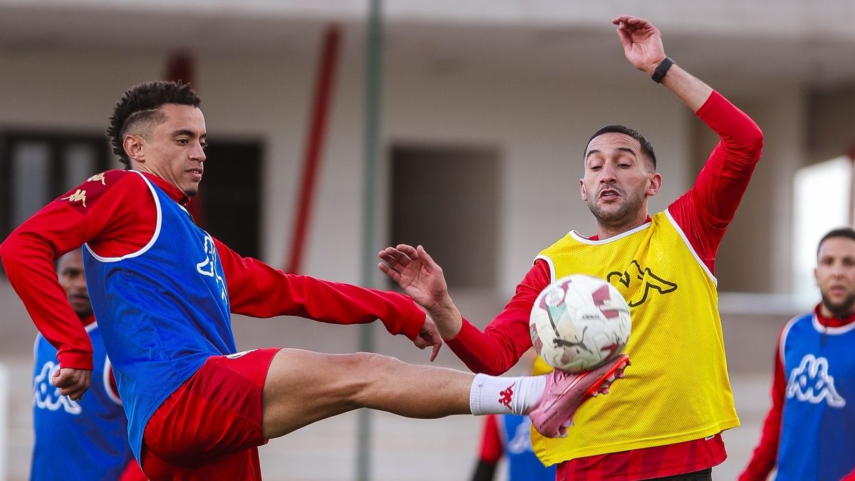 Hakim Ziyech gol da lunga distanza durante l'allenamento del Wydad a Qatar